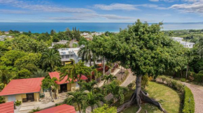 Casita 2 at Ceiba Tree Inn. Tranquility with Garden Views and Pergola with Ocean Overlook
